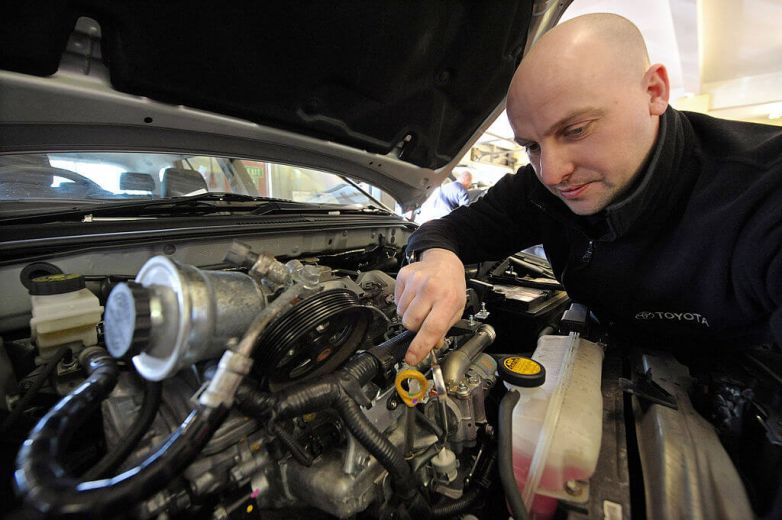 What is the difference between an MOT and Service?