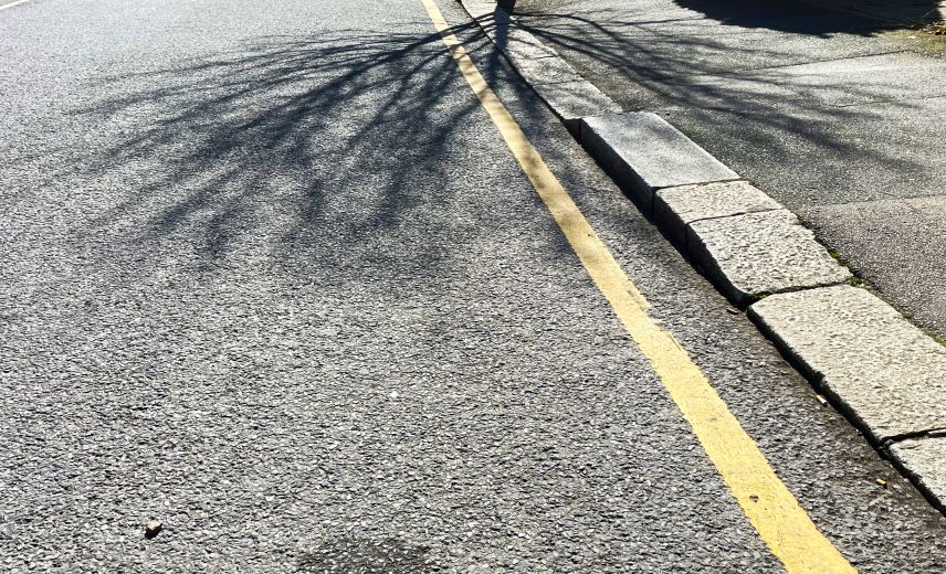 Single yellow line – can you park on them?