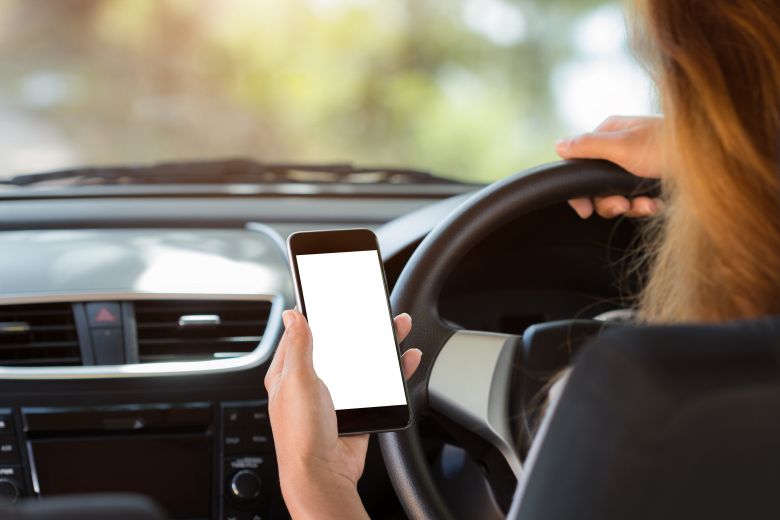 Should mobile phones be confiscated for offenders behind the wheel?