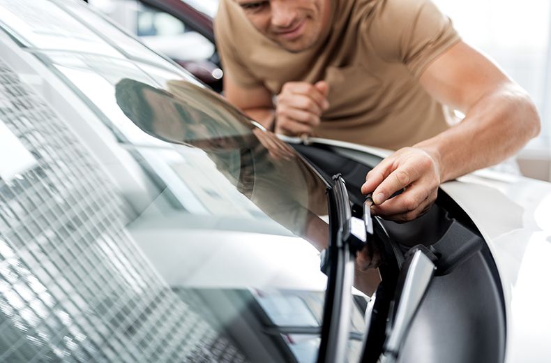 How to check and replace your windscreen wipers