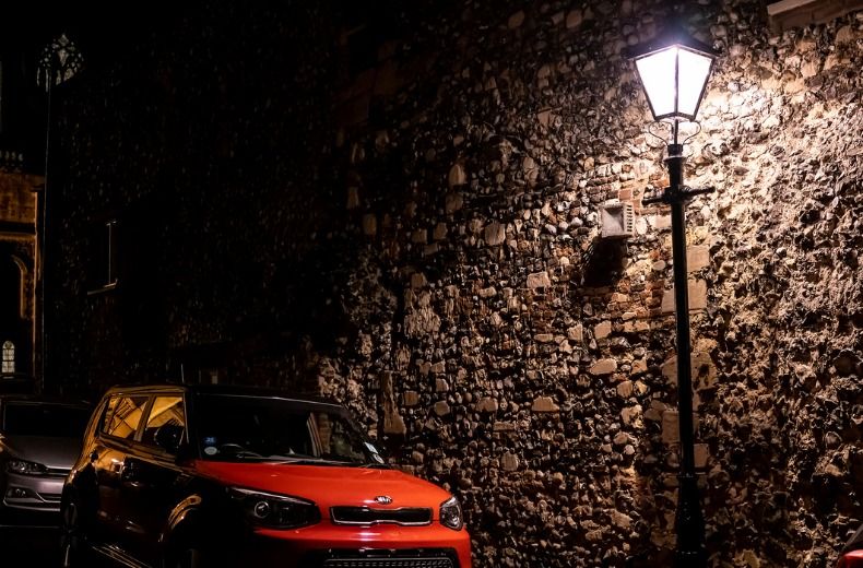 Parking under a street light increases risk of car theft, says study